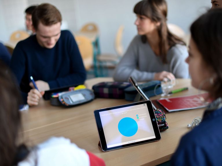 Schüler in Klasse mit Tablet