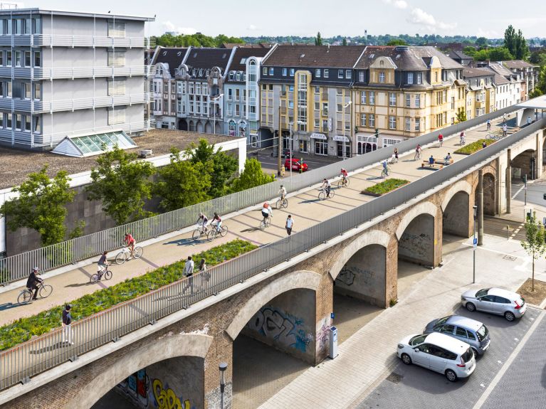 Ruhr hızlı bisiklet yolu Mühlheim’daki kent içi viyadükten geçiyor