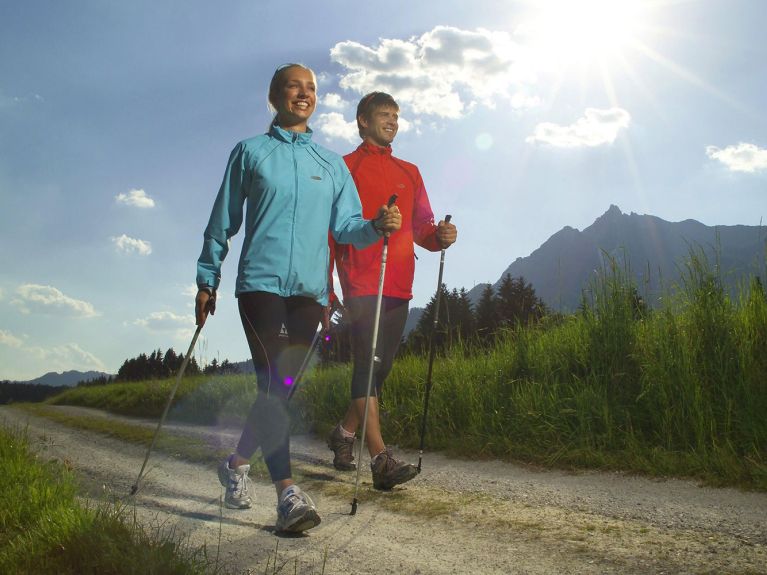 Mann und Frau wandern