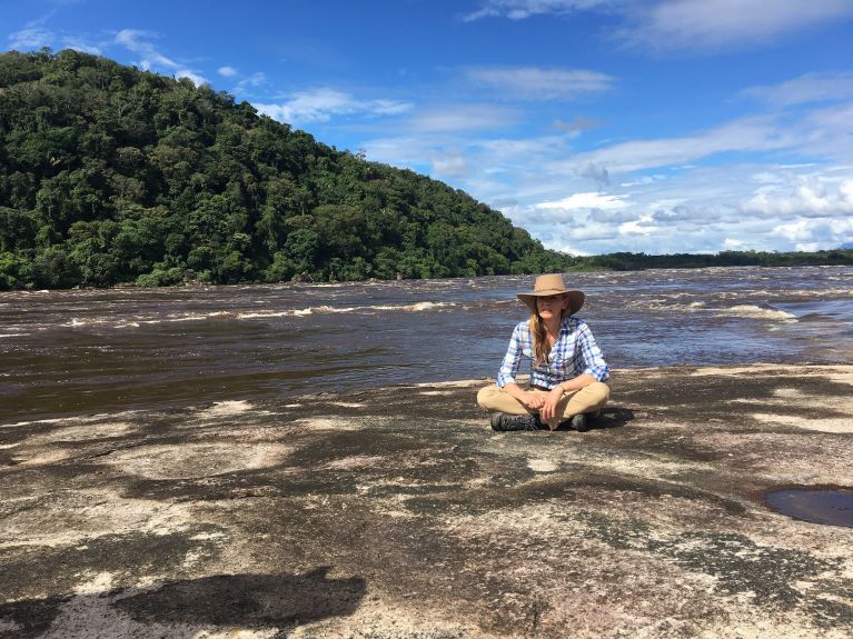 Parada en el Raudal de Maipures, en la confluencia de los ríos Tuparro y Orinoco