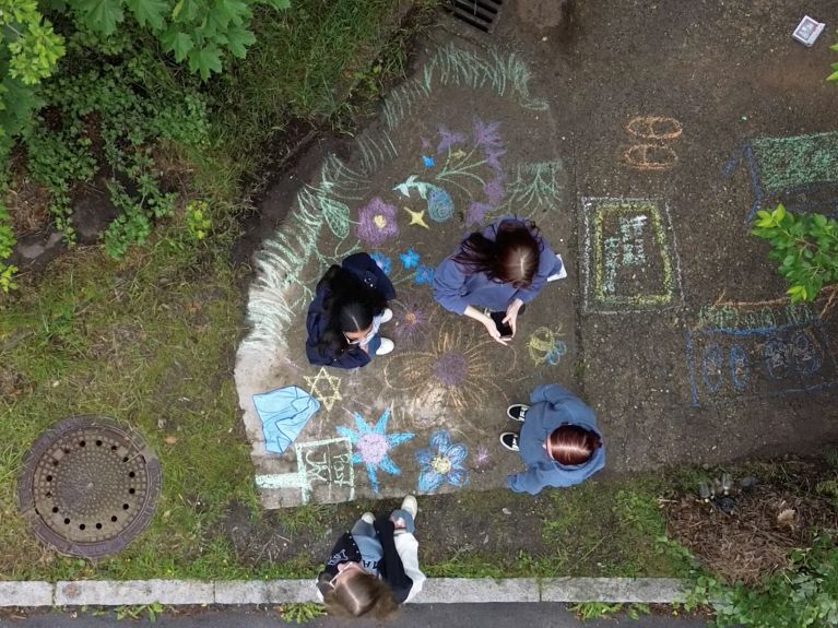 Eine Schülergruppe verschönert den Antonplatz.