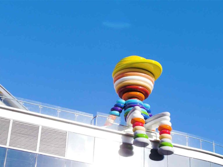 Die Skulptur „YOYO“ auf der Dachkante einer Mall in Zhangjiagang, China