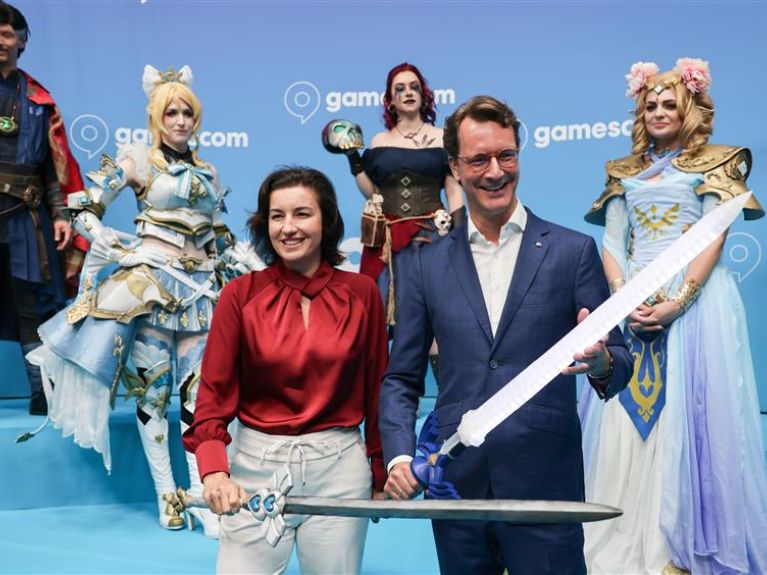 Dorothee Bär y el presidente del estado federado de Renania del Norte-Westfalia, Hendrik Wüst, en la Gamescom Dorothee Bär y el presidente del estado federado de Renania del Norte-Westfalia, Hendrik Wüst, en la Gamescom
