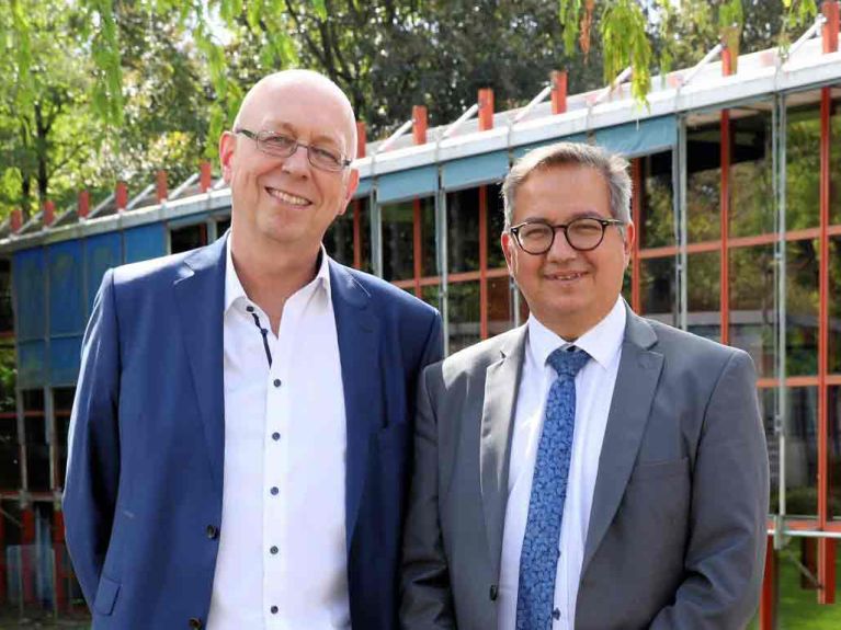 Joachim Schmelz und Miguel Rubio vor ihrer Schule in Freiburg