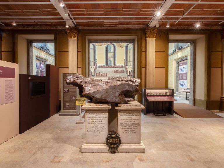 Der Bendegó-Meteorit im Eingang des Museums Der Bendegó-Meteorit im Eingang des Museums