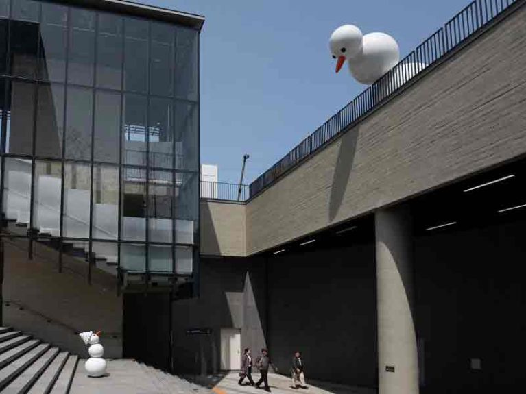 Die zweigeteilte Skulptur „Snowwomen“ verbindet die Stockwerke einer Klinik in Seoul, Korea, und greift die emotionale Stimmung auf. 