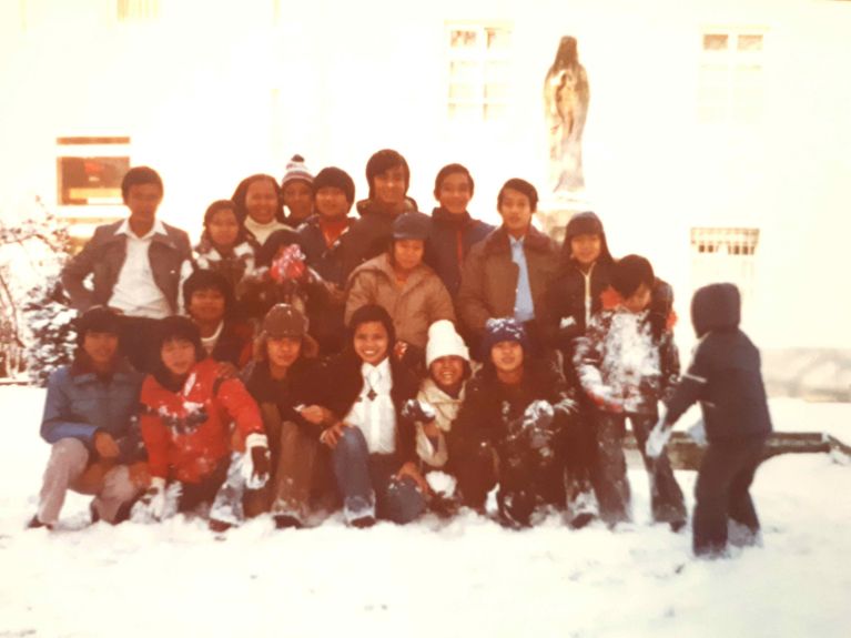 Tôn-Vinh Trịnh-Đỗ and other refugee children play in the snow for the first time at the Dominican Cloister in Speyer.