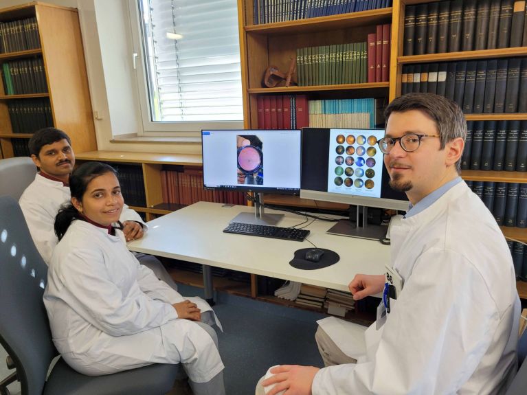 Dr. Maximilian Wintergerst (r.) gibt eine Schulung in Indien. 