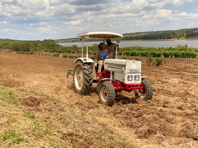 Der E-Traktor steigert die Produktivität und schont die Umwelt. 