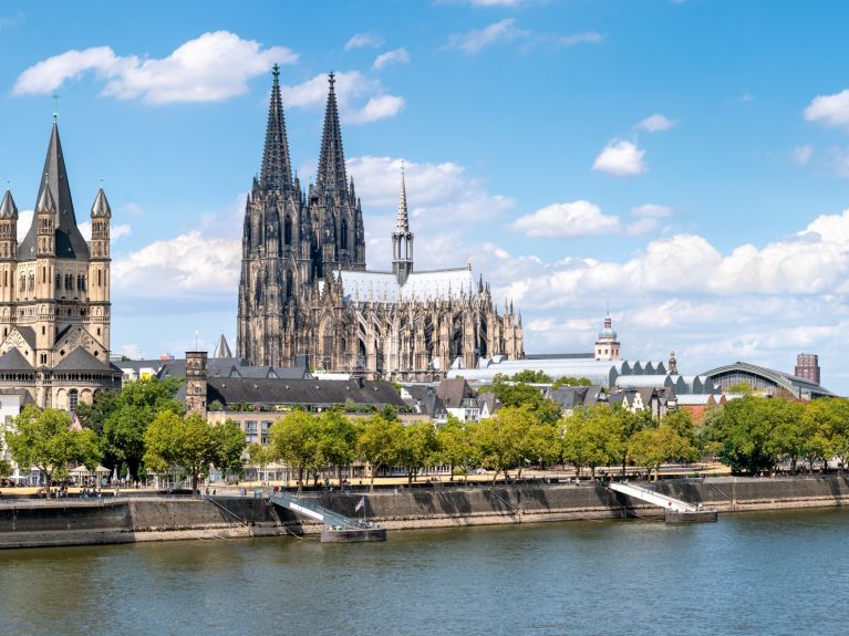 La construcción de la catedral de Colonia se prolongó durante más de 600 años. La construcción de la catedral de Colonia se prolongó durante más de 600 años.