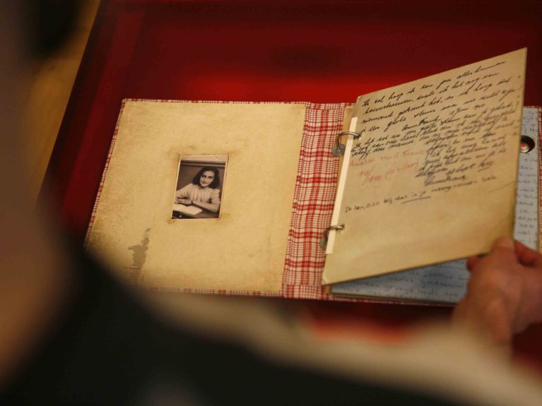 Dziennik Anne Frank. Na zdjęciu replika. Dziennik Anne Frank. Na zdjęciu replika.