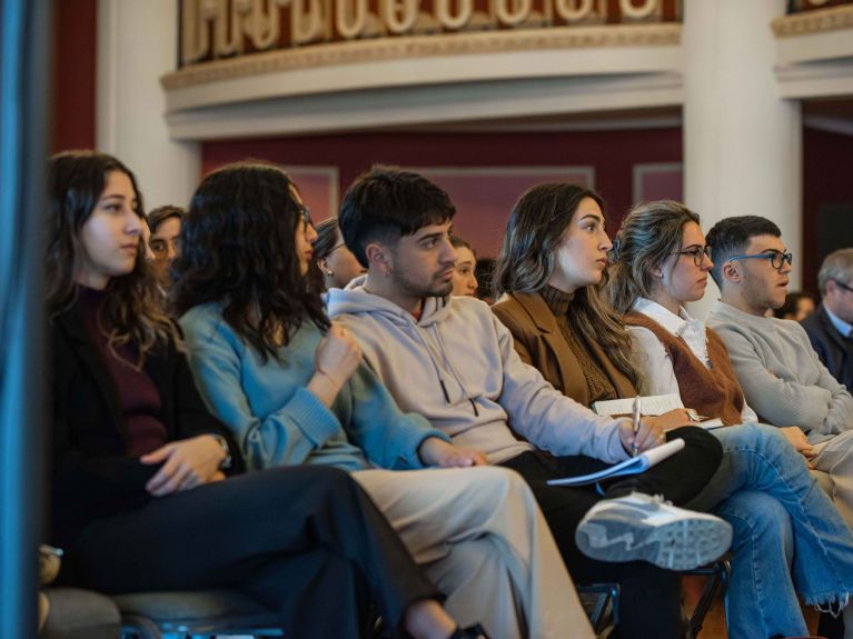 Jóvenes oyentes en la corte