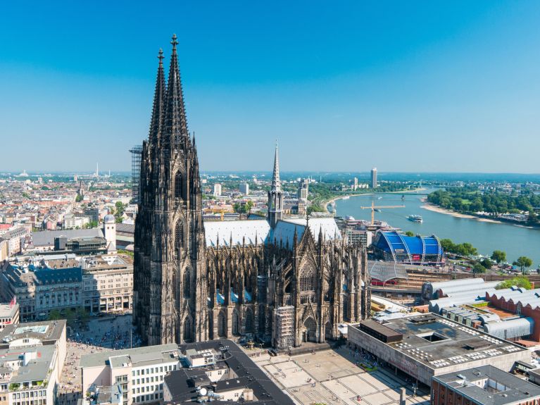 La catedral de Colonia es la catedral gótica más alta del mundo. La catedral de Colonia es la catedral gótica más alta del mundo.