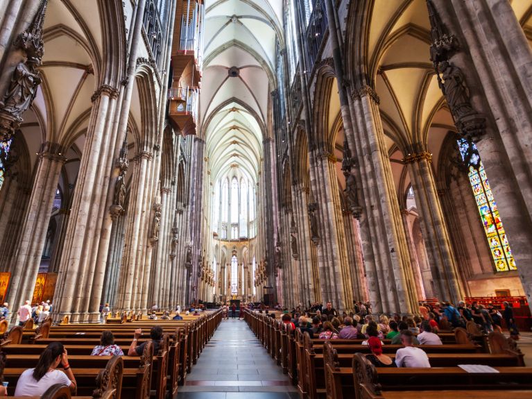 Las vidrieras de colores de la catedral de Colonia proyectan un ambiente único en el interior de la catedral. Las vidrieras de colores de la catedral de Colonia proyectan un ambiente único en el interior de la catedral.