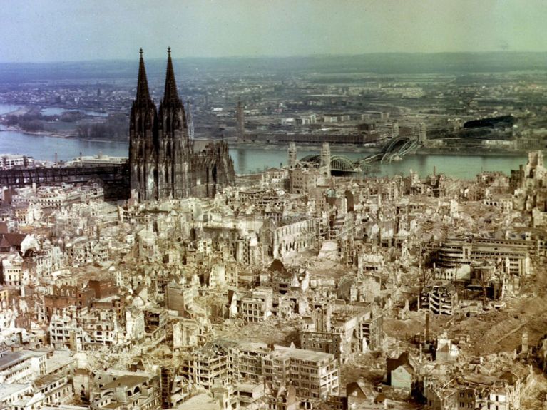 1945: la catedral de Colonia resistió los envites de la Segunda Guerra Mundial con daños menores. 1945: la catedral de Colonia resistió los envites de la Segunda Guerra Mundial con daños menores.