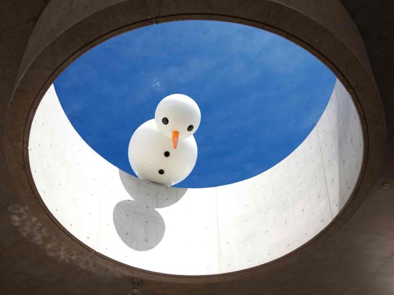 Einen Schneemann, der seiner Kopfbedeckung nachschaut, entwarf „Inges Idee“ für die Weltausstellung Expo 2005 in der japanischen Präfektur Aichi. 