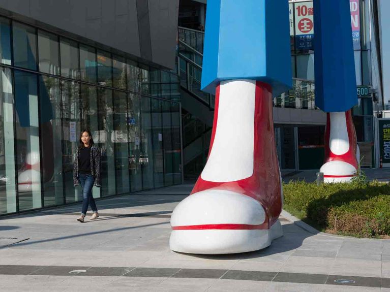 Die Skulptur „Step“ vor einer Mall in Seoul, Korea 