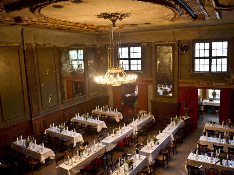 Clärchens Ballhaus 餐厅内知名的镜面大厅。 Clärchens Ballhaus 餐厅内知名的镜面大厅。