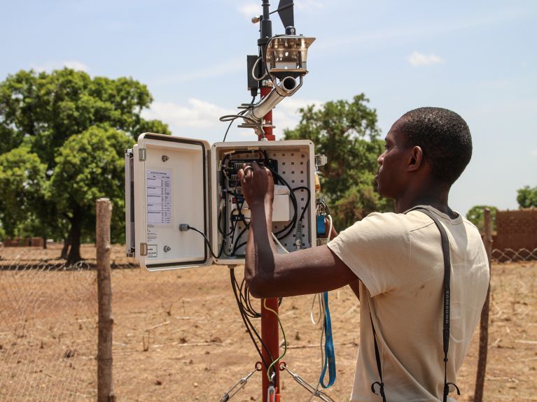 Un chercheur dans une station météorologique au Burkina Faso 