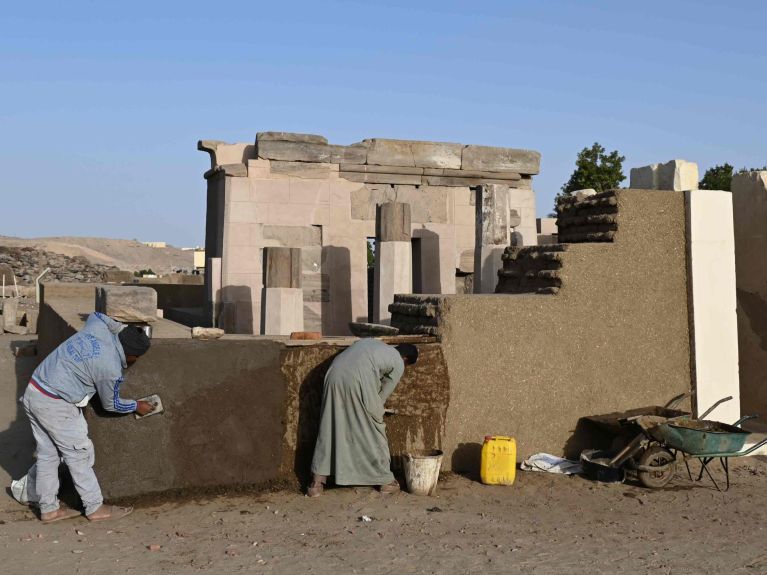 Des artisans en plein travail sur le site antique d’Éléphantine Des artisans en plein travail sur le site antique d’Éléphantine