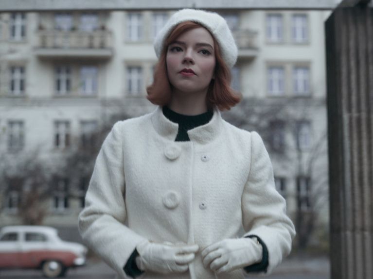 Anya Taylor-Joy spaceruje wzdłuż Karl-Marx-Allee w serialu „Gambit królowej“.