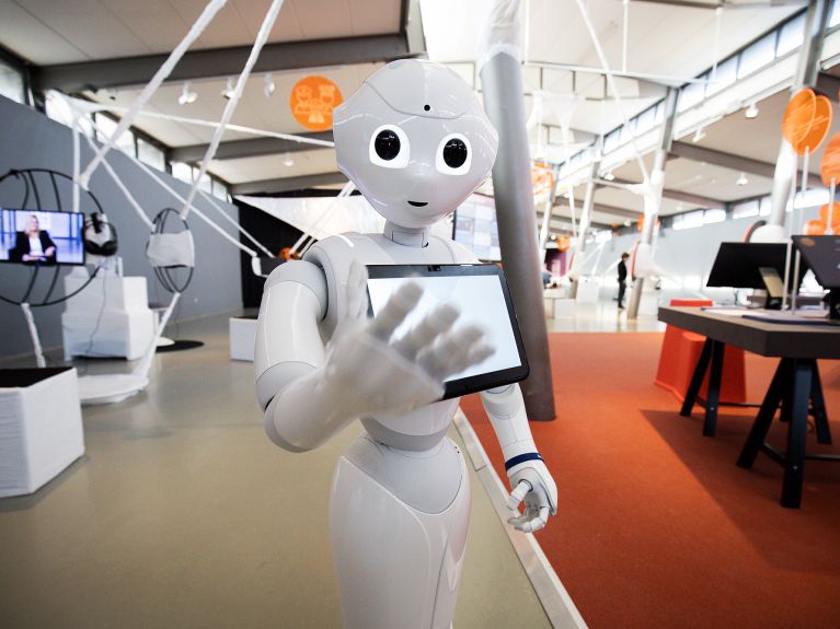 Roboter „Pepper“ kommuniziert mit Journalisten und Gästen in der Ausstellung „Out of Office“