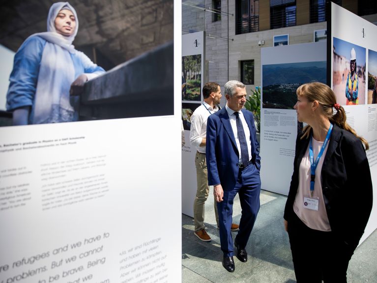 Filippo Grandi visited the exhibition “The Other 1 Percent” in the German Federal Foreign Office.