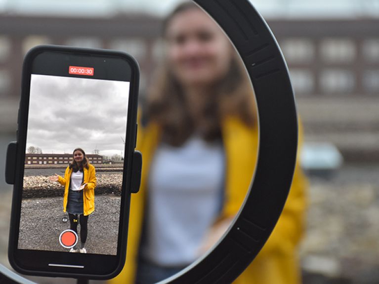 Marie beim TikTok-Dreh in Neuengamme.