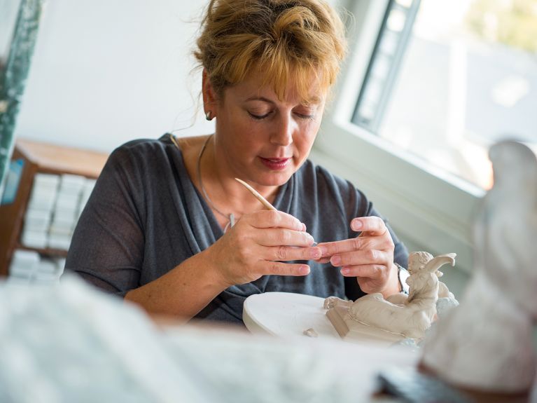 Sculpteuse-modeleuse à la manufacture de porcelaine Meissen