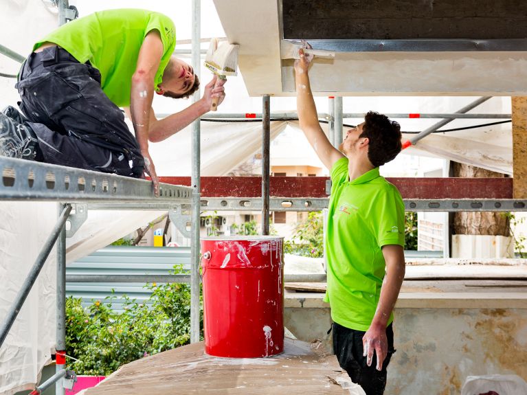 Working together on the façade of the Bauhaus villa