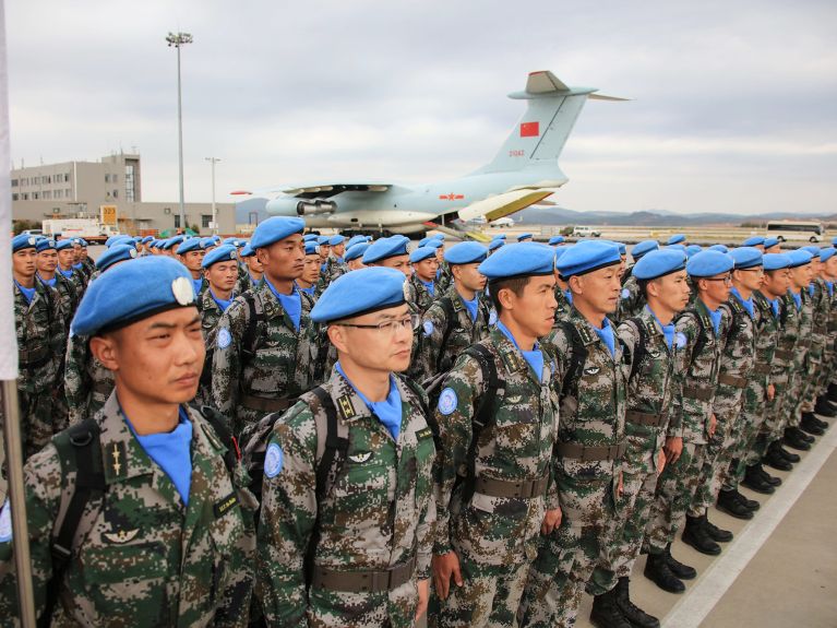 Soldados chinos con la boina azul de la ONU.