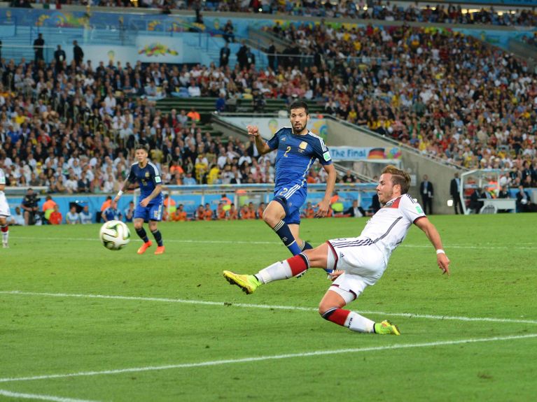 Mario Götze marque le but de la victoire en finale de la Coupe du monde 2014 contre l'Argentine.