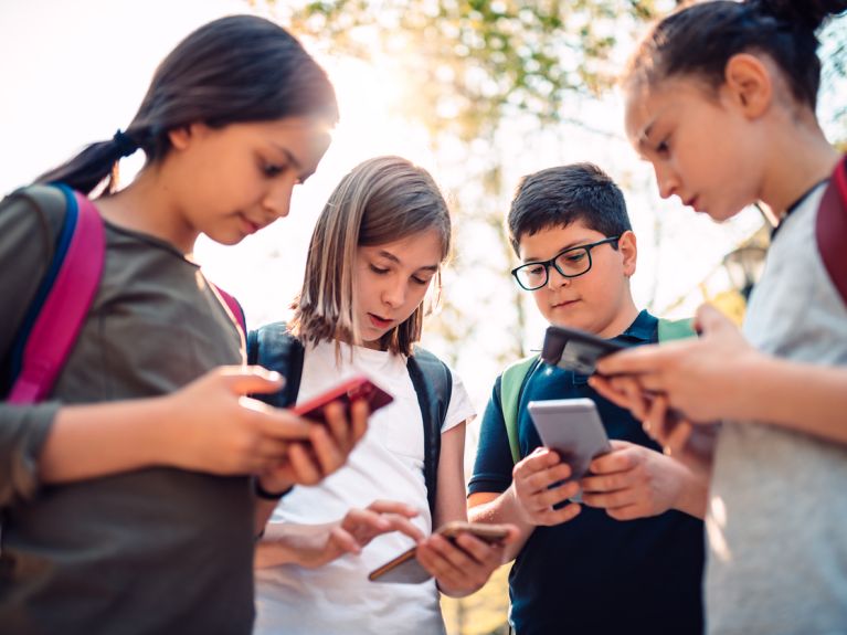 Strengere Smartphone-Regeln an Schulen Strengere Smartphone-Regeln an Schulen
