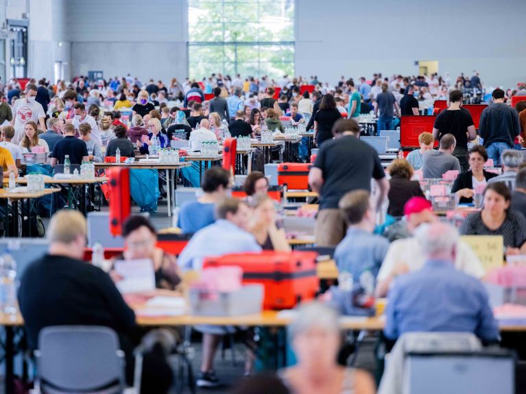 Counting postal votes at the Koelnmesse trade fair centre in 2021