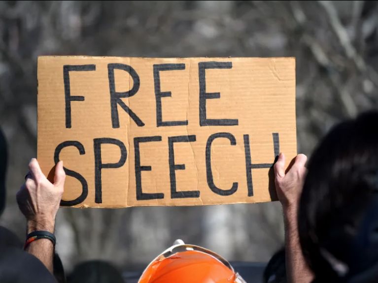 在德国,言论自由是一项宝贵的权利。 在德国,言论自由是一项宝贵的权利。