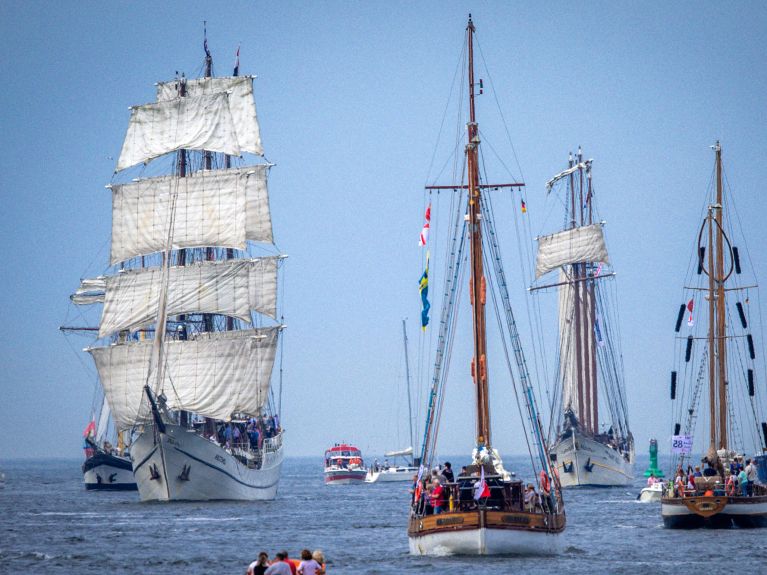 Yelkenli gemiler Rostock-Warnemünde’deki deniz kanalından geçiyor Yelkenli gemiler Rostock-Warnemünde’deki deniz kanalından geçiyor
