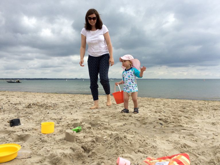 Clare, de Francfort, avec sa fille 