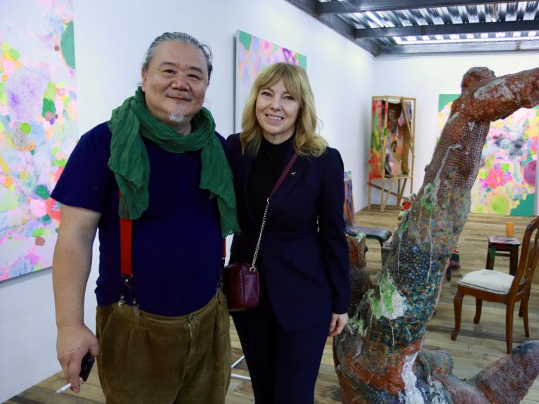 安吉丽卡·特拉西克与重庆器·Haus 空间总监杨述会晤,双方共同推动艺术家交流计划。  安吉丽卡·特拉西克与重庆器·Haus 空间总监杨述会晤,双方共同推动艺术家交流计划。