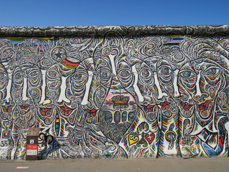 East Side Gallery w Berlinie – malowany mur East Side Gallery w Berlinie – malowany mur