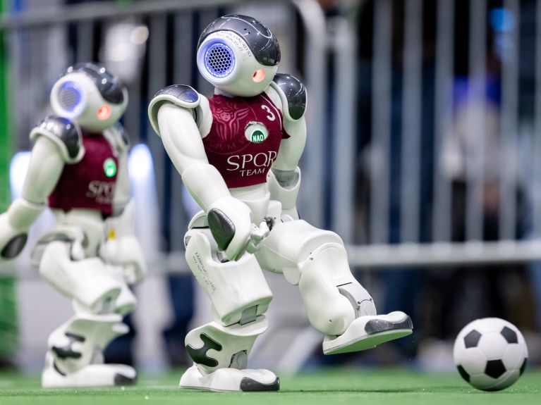 机器人在 RoboCup 上踢足球。 机器人在 RoboCup 上踢足球。