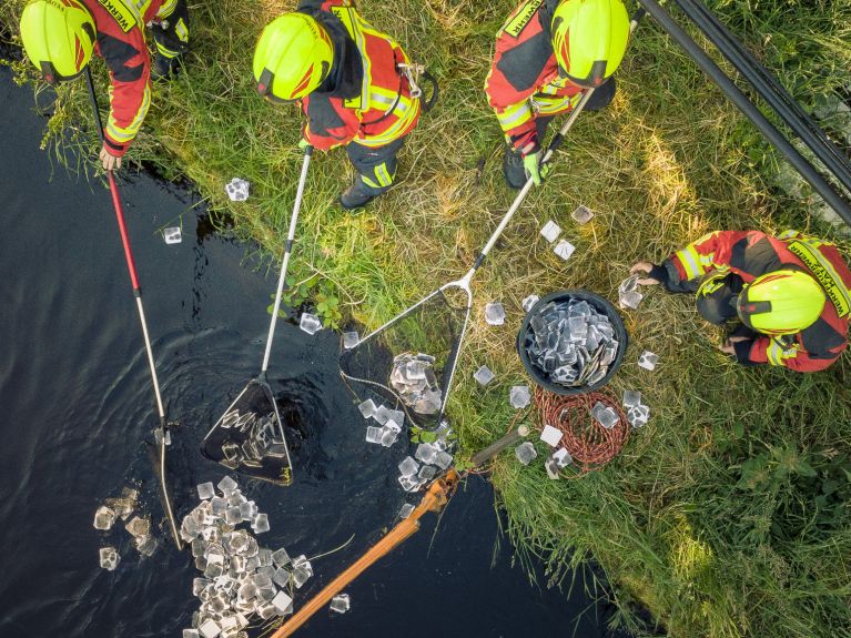 The Liquid Binder Boards can be used as an initial response in the event of spills. The Liquid Binder Boards can be used as an initial response in the event of spills.