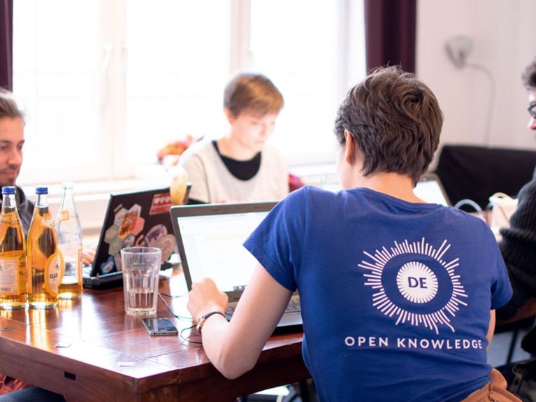 Working together for open knowledge: the Open Knowledge Foundation Working together for open knowledge: the Open Knowledge Foundation