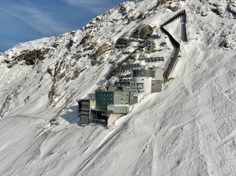Schneefernerhaus 位于海拔 2,650 米处。 Schneefernerhaus 位于海拔 2,650 米处。