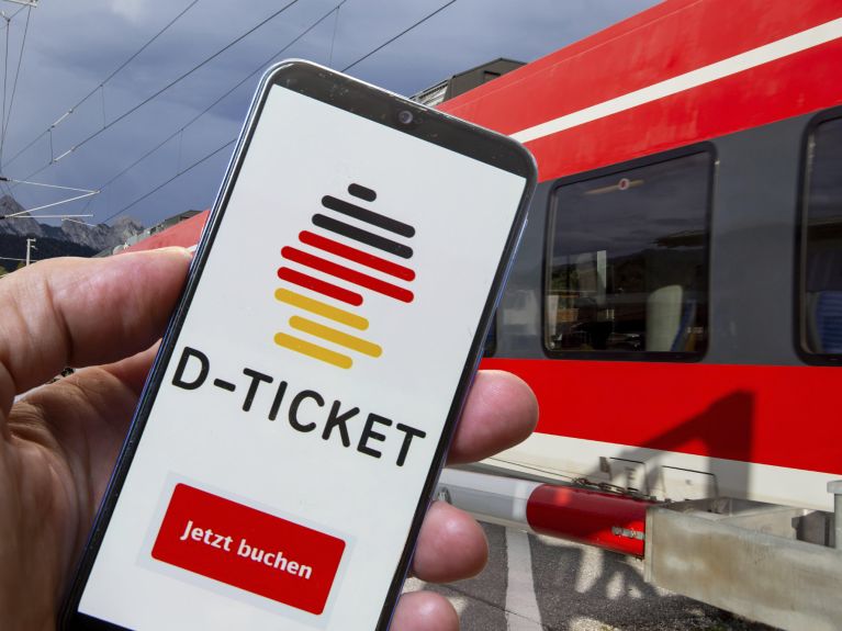 O Deutschlandticket pode ser facilmente carregado no celular. O Deutschlandticket pode ser facilmente carregado no celular.