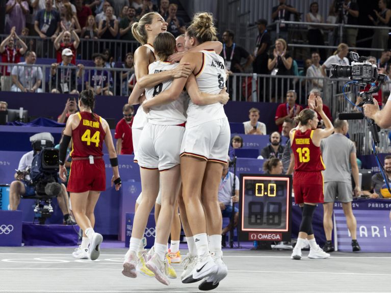 埃莉萨·梅维乌斯——篮球运动员,2024 年在巴黎创造历史,随德国队夺得首届奥运会 3x3 篮球赛金牌。 埃莉萨·梅维乌斯——篮球运动员,2024 年在巴黎创造历史,随德国队夺得首届奥运会 3x3 篮球赛金牌。