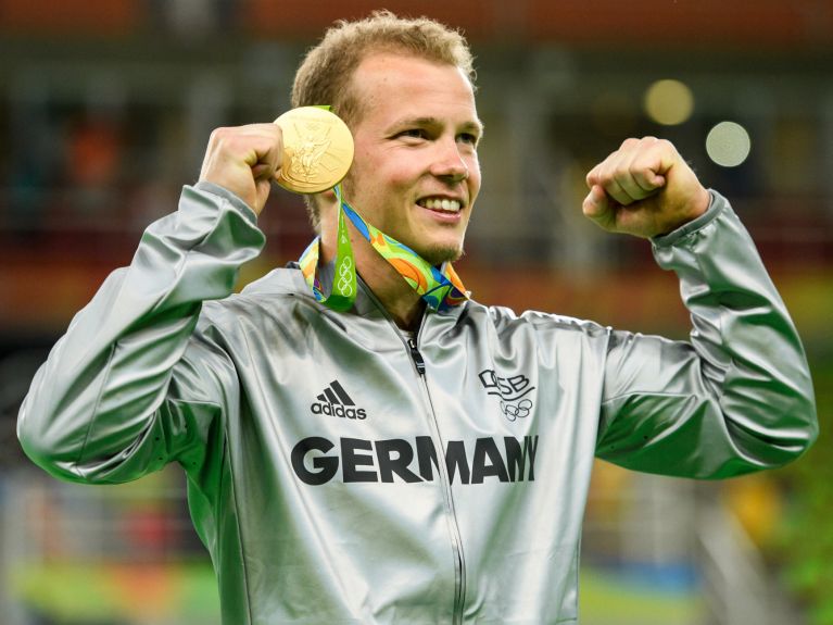 法比安·汉布钦——德国最成功的体操运动员,2016 年在里约热内卢夺得奥运会金牌,于 2007 年获得世锦赛冠军。 法比安·汉布钦——德国最成功的体操运动员,2016 年在里约热内卢夺得奥运会金牌,于 2007 年获得世锦赛冠军。