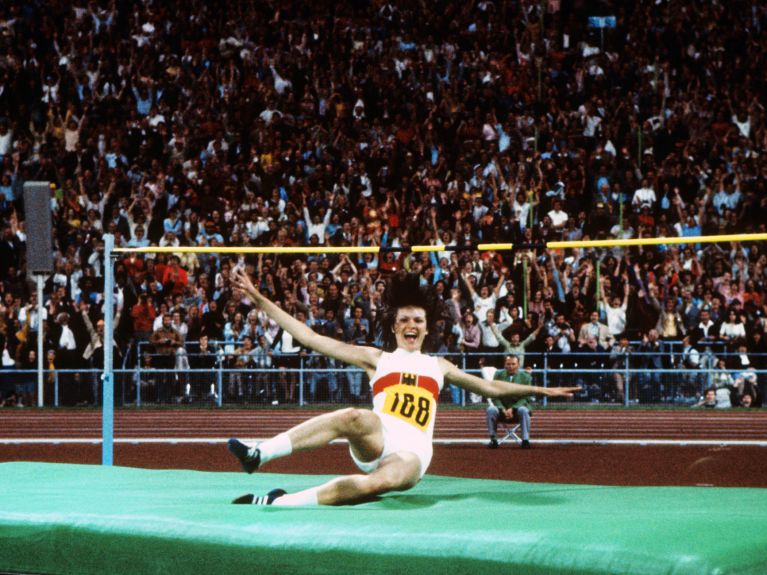 乌尔里克·纳瑟-迈法特——她在 1972 年慕尼黑奥运会上以 16 岁的年纪惊人地夺得跳高金牌。12 年后,她在洛杉矶奥运会的最后一次比赛中再次夺冠。  乌尔里克·纳瑟-迈法特——她在 1972 年慕尼黑奥运会上以 16 岁的年纪惊人地夺得跳高金牌。12 年后,她在洛杉矶奥运会的最后一次比赛中再次夺冠。