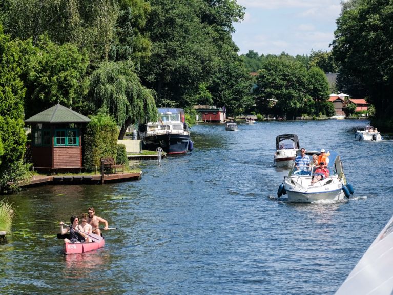 划船穿过柏林新威尼斯的田园水道  划船穿过柏林新威尼斯的田园水道