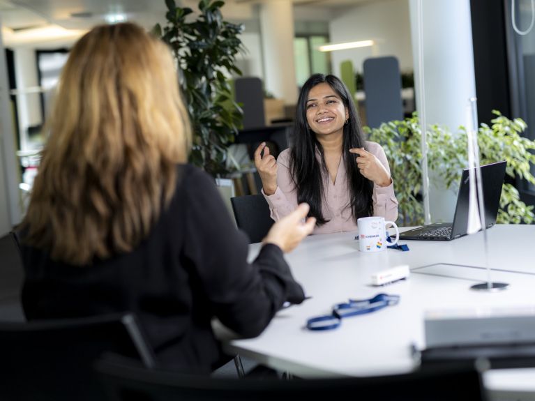 Pour de nombreuses de formalités, Ayushi Sharma a été aidée par son employeur.  Pour de nombreuses de formalités, Ayushi Sharma a été aidée par son employeur.
