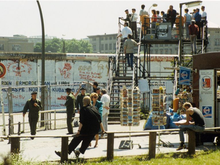 En 1988, Berlín seguía siendo una ciudad dividida. En 1988, Berlín seguía siendo una ciudad dividida.